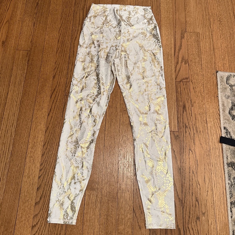 Carbón 38 white and whiny gold snake skin leggings